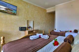 Отель Hotel Hoti Улцинь Трехместный номер-5